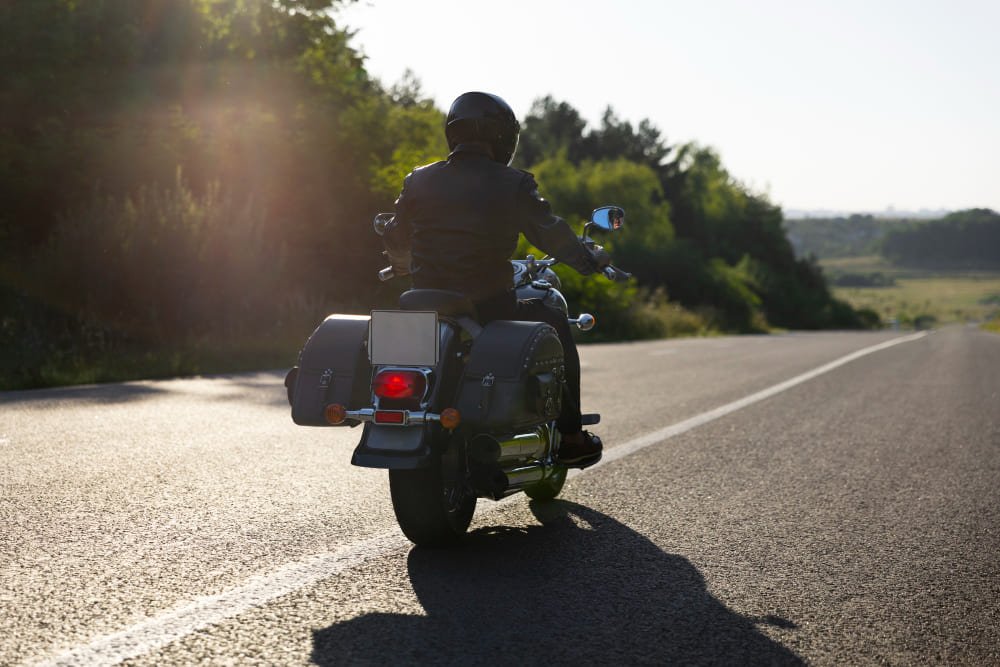 homem-de-tiro-completo-andando-de-moto (1)